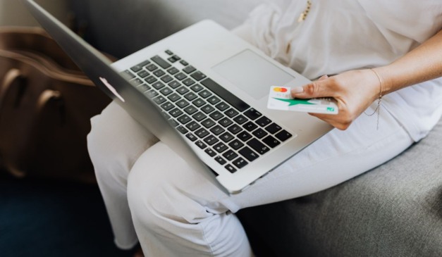 pessoa fazendo compra online para ilustrar golpes na black friday