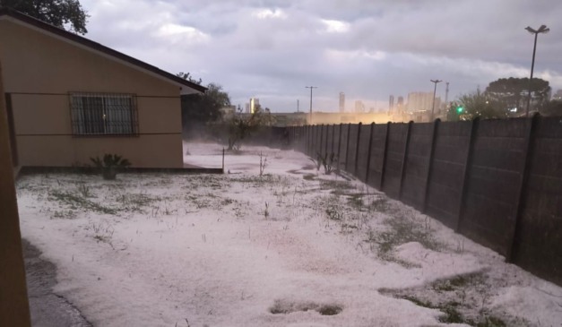 foto da queda de granizo em ponta grossa