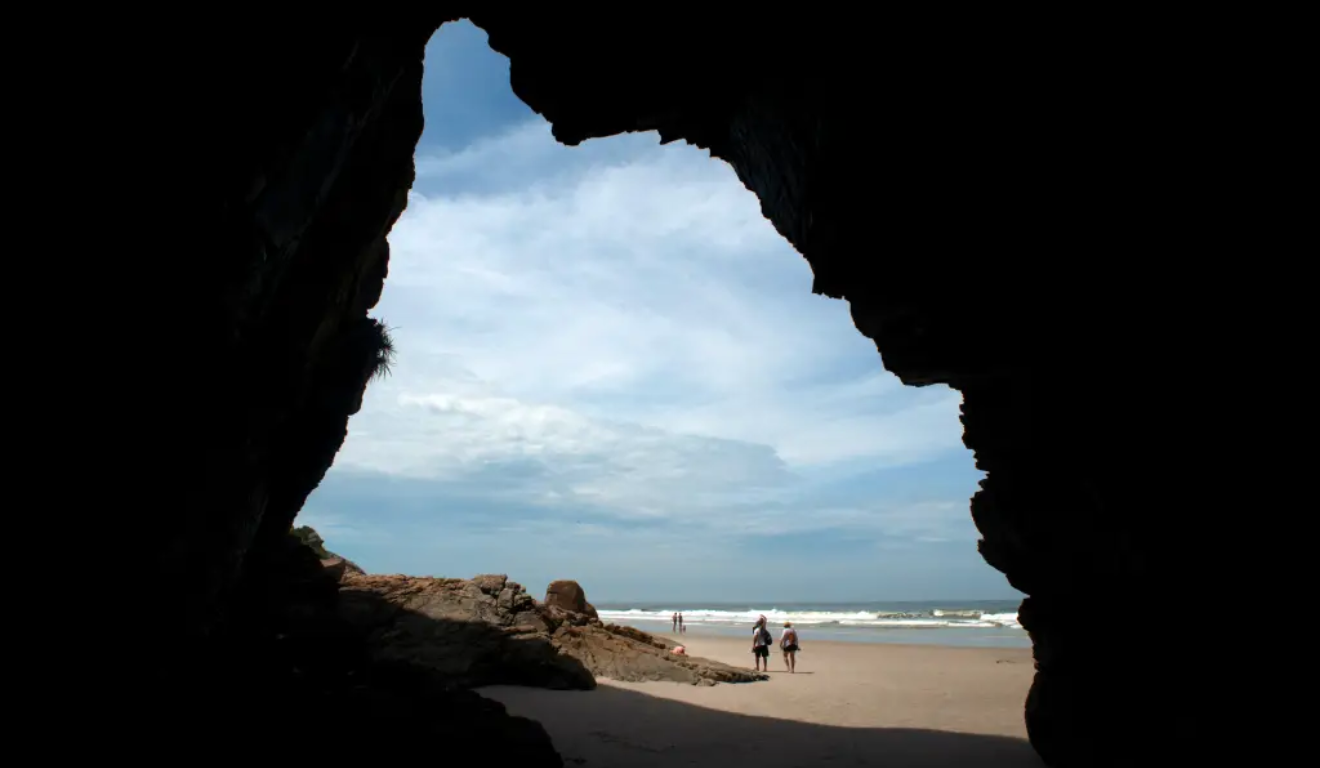 Saiba destinos para o Ano Novo na Ilha do Mel. Na imagem, vemos a vista interior da Gruta das Encantadas.