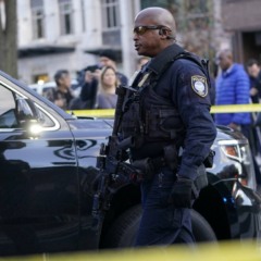 Policial caminhando área isolada onde guardas foram baleados nos estados unidos