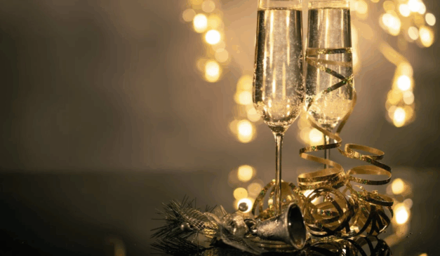 Imagem ilustrativa de taças com bebida.