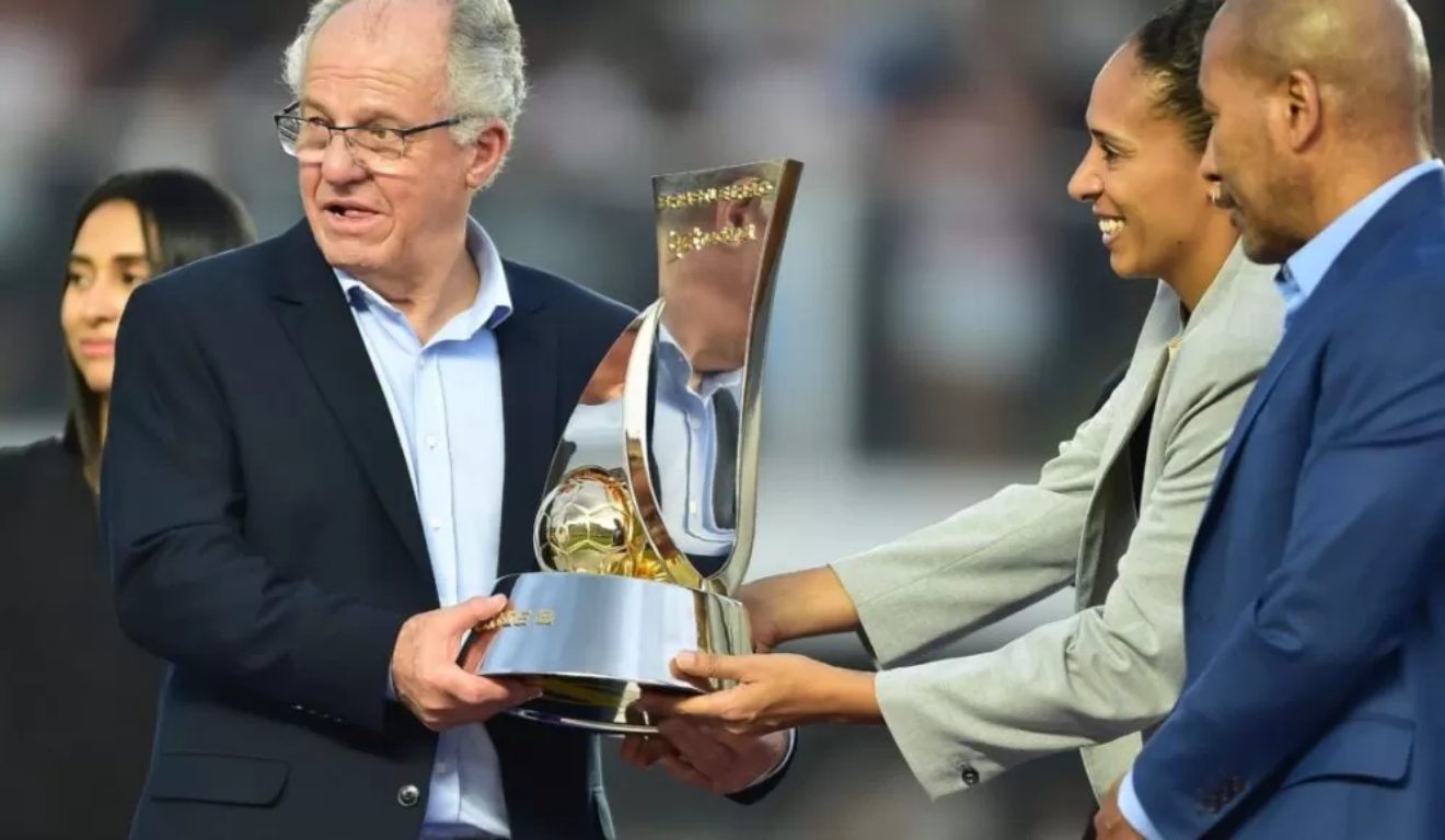 Hélio Cury em premiação da CBF