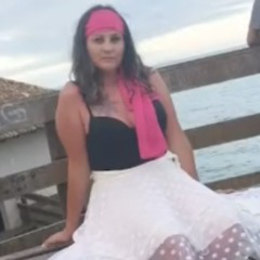 Mulher que foi abusada por homem em Toledo com faixa na cabeça no litoral