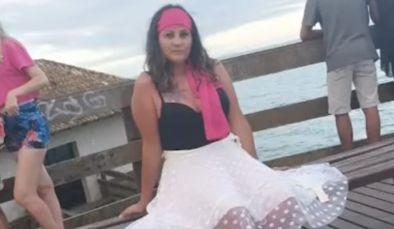 Mulher que foi abusada por homem em Toledo com faixa na cabeça no litoral