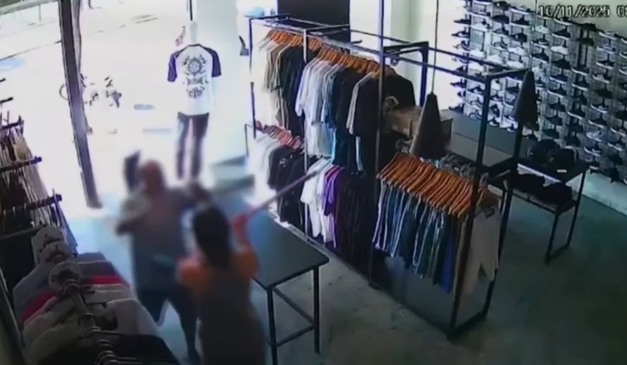 Momento em que homem tenta beijar mulher à força e vítima levanta vassoura