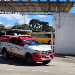 Um homem foi atingido na cabeça por pneu de ônibus que estourou. Na imagem, vemos a viatura do Samu em frente à garagem dos ônibus do bairro Bom Retiro.