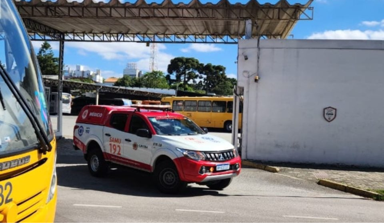 Um homem foi atingido na cabeça por pneu de ônibus que estourou. Na imagem, vemos a viatura do Samu em frente à garagem dos ônibus do bairro Bom Retiro.