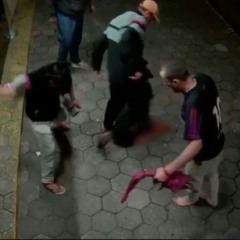 momento em que o homem é espancado