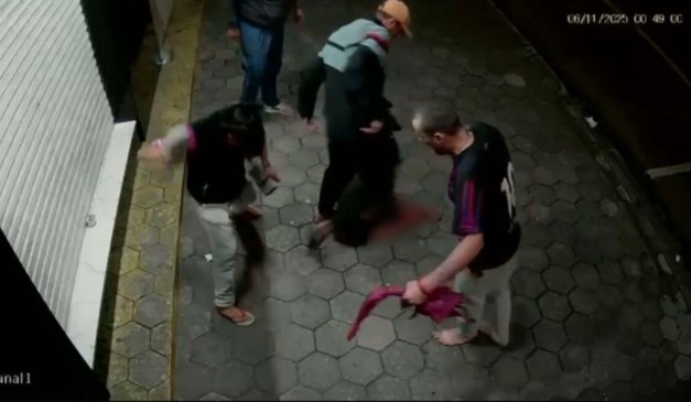 momento em que o homem é espancado