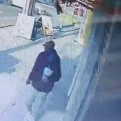 Momento em que homem é flagrado furtando potes de sorvete em farmácia