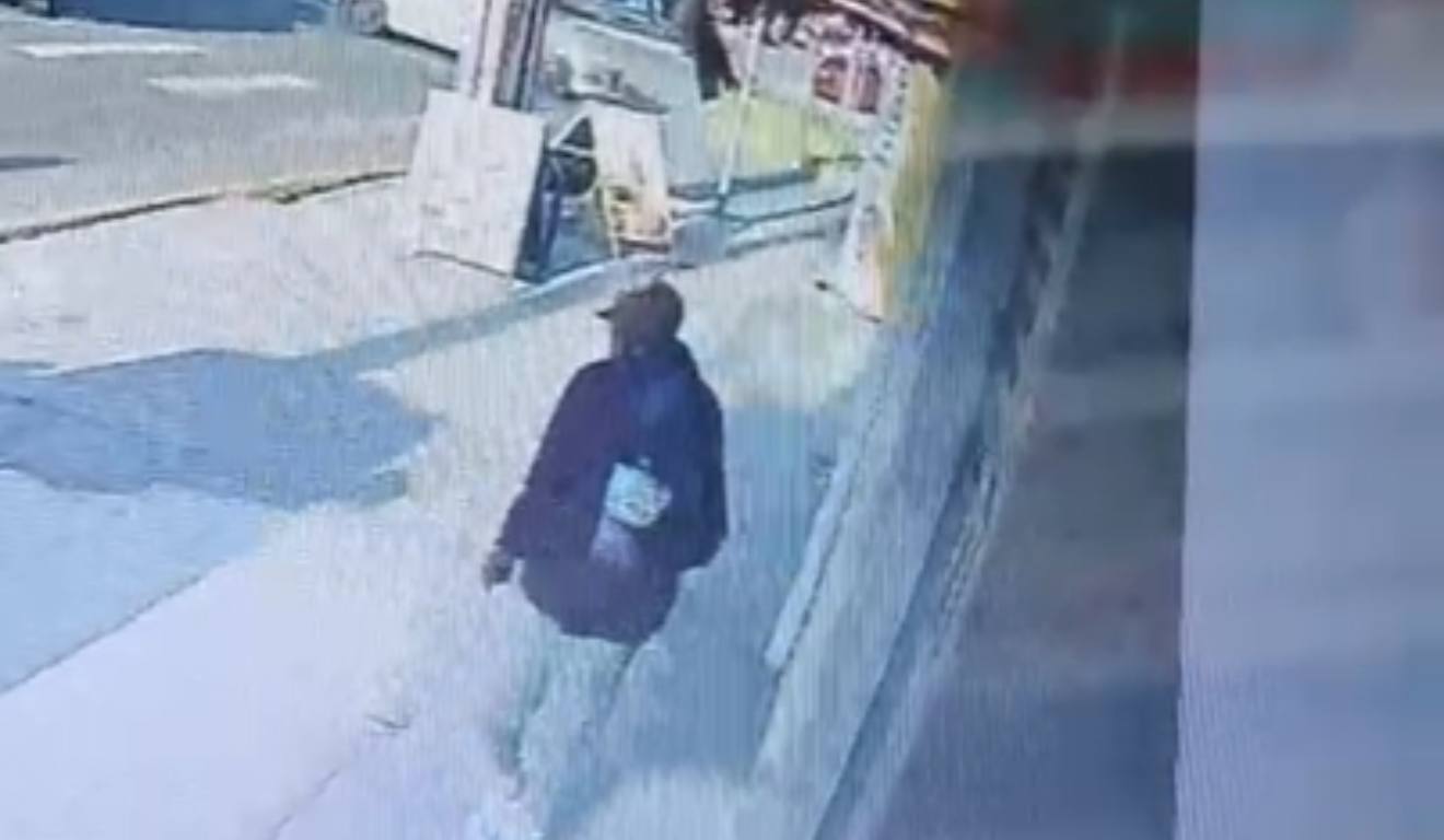 Momento em que homem é flagrado furtando potes de sorvete em farmácia