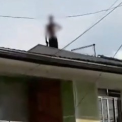 Momento em que homem invade casas e arremessa as telhas em policiais no Sítio Cercado