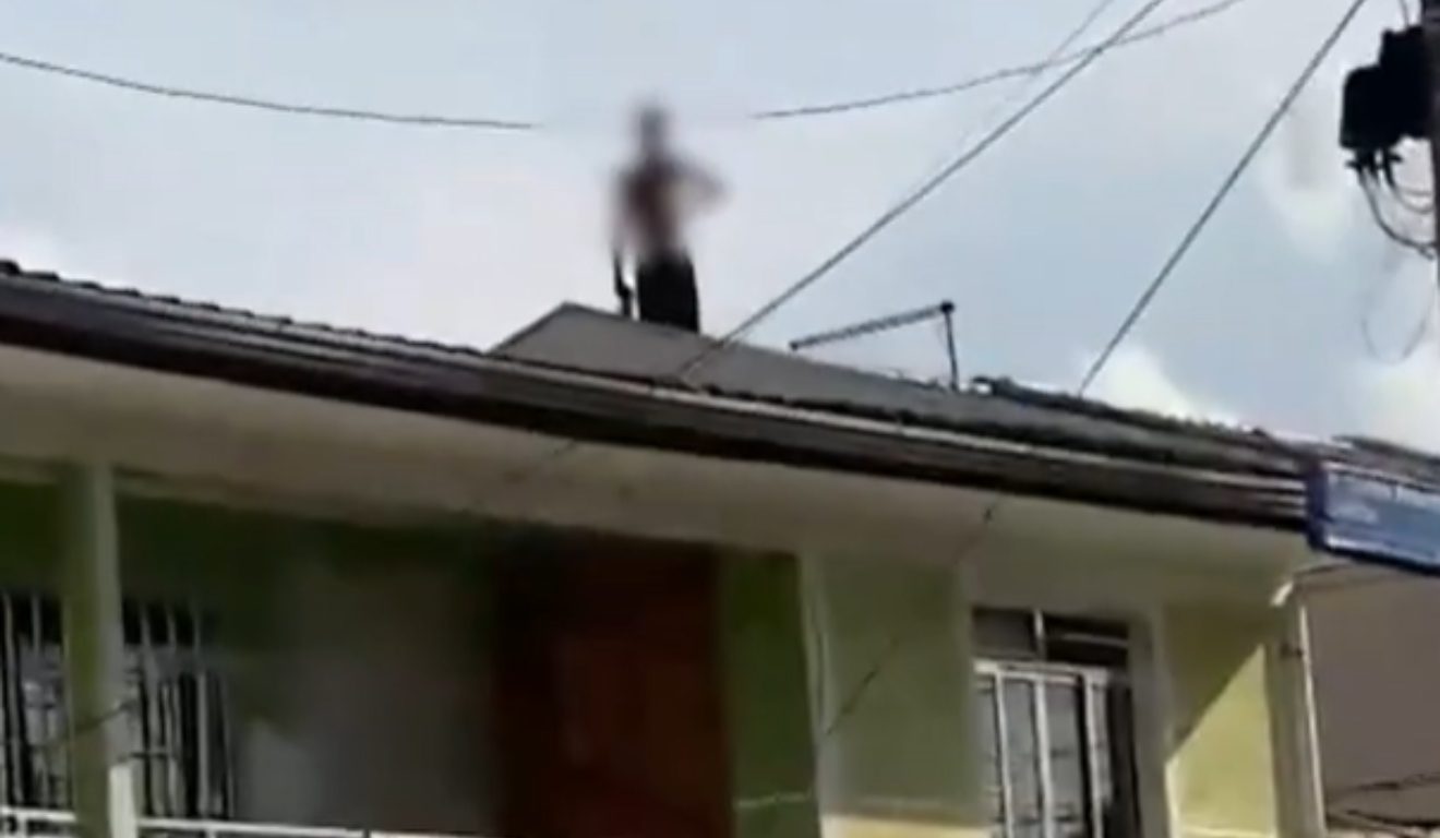 Momento em que homem invade casas e arremessa as telhas em policiais no Sítio Cercado