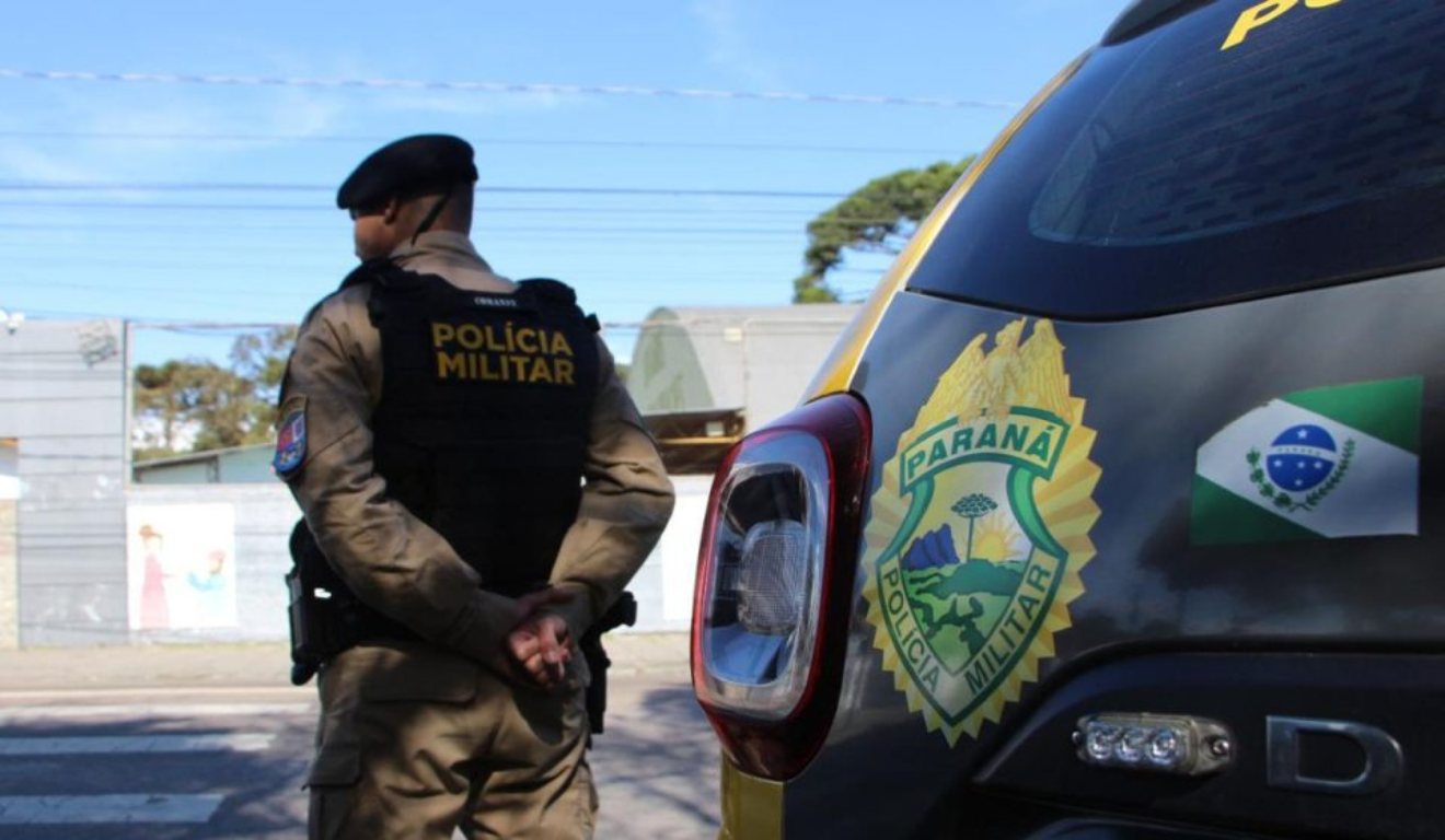 imagem mostra policial militar e viatura da polícia militar do paraná
