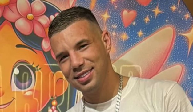 Homem morto por falsos agentes do Gaeco sorrindo de camiseta branca