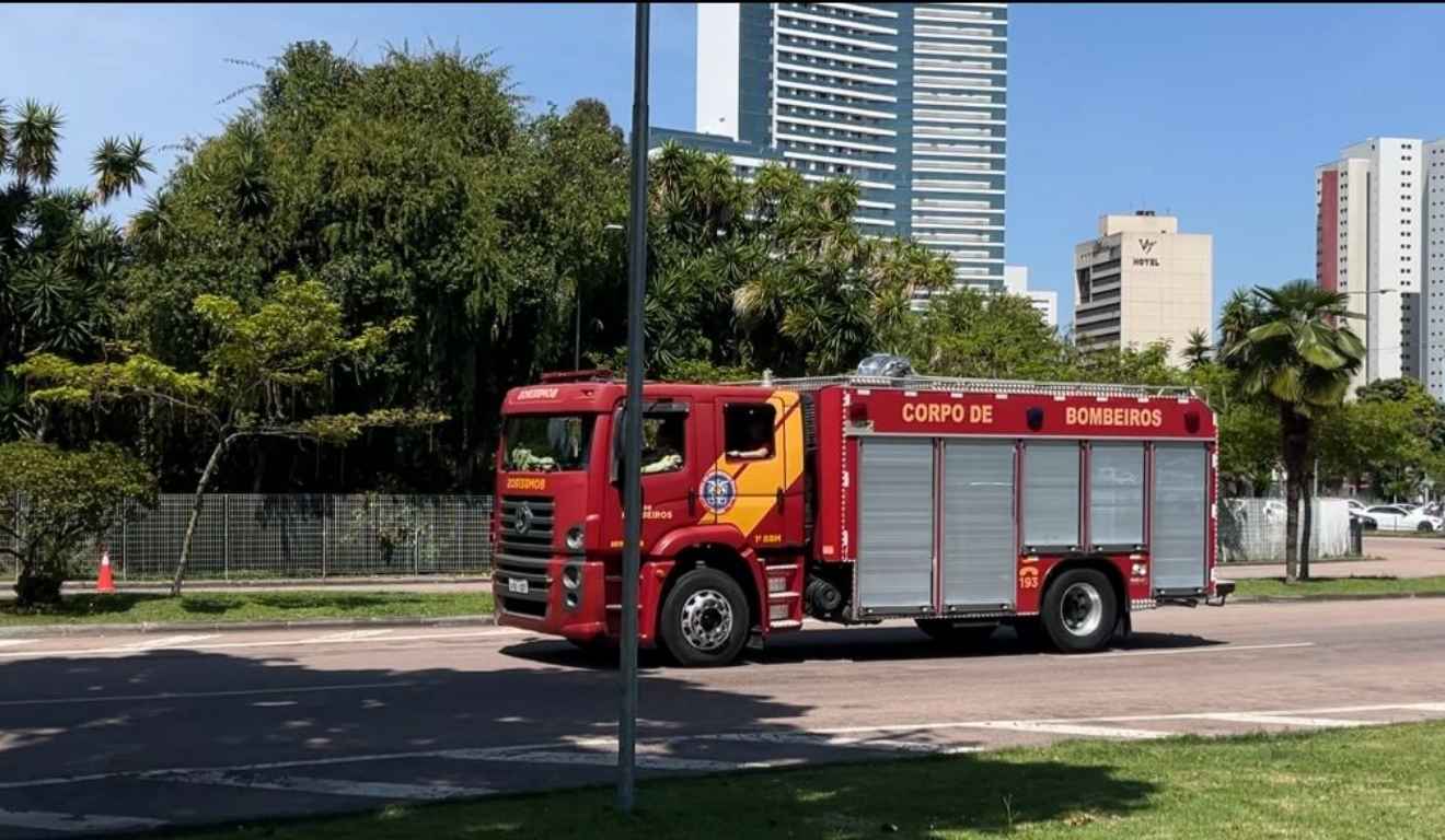 caminhão do corpo de bombeiros na rodoviária de Curitiba