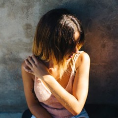 Adolescente sentada olhando para o lado