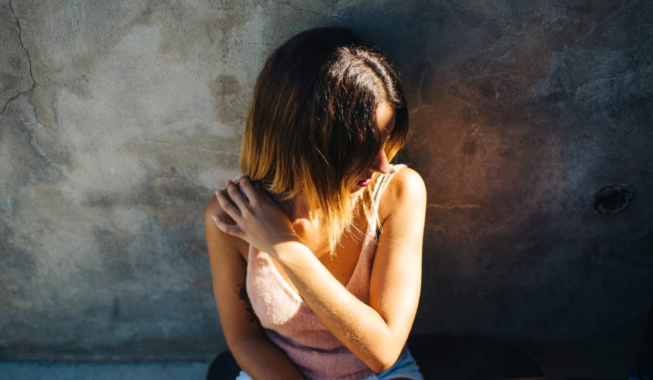 Adolescente sentada olhando para o lado