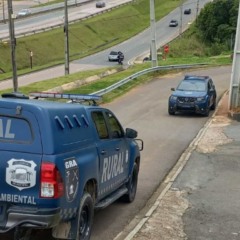 Guarda Municipal em rua onde homem foi preso com adolescentes dentro de porta-malas em motel