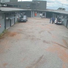 Momento em que homem é preso em motel com duas adolescentes em porta-malas de carro