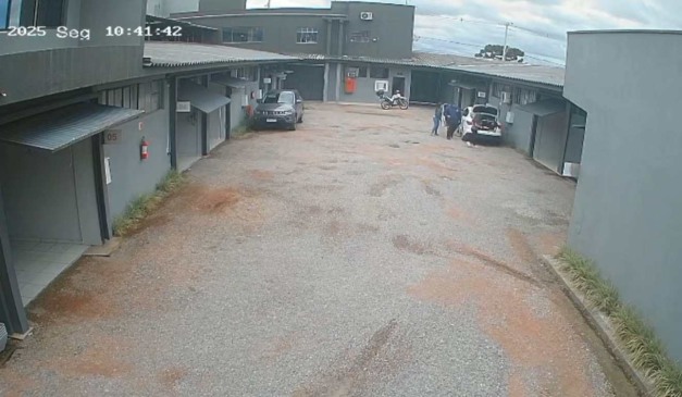 Momento em que homem é preso em motel com duas adolescentes em porta-malas de carro