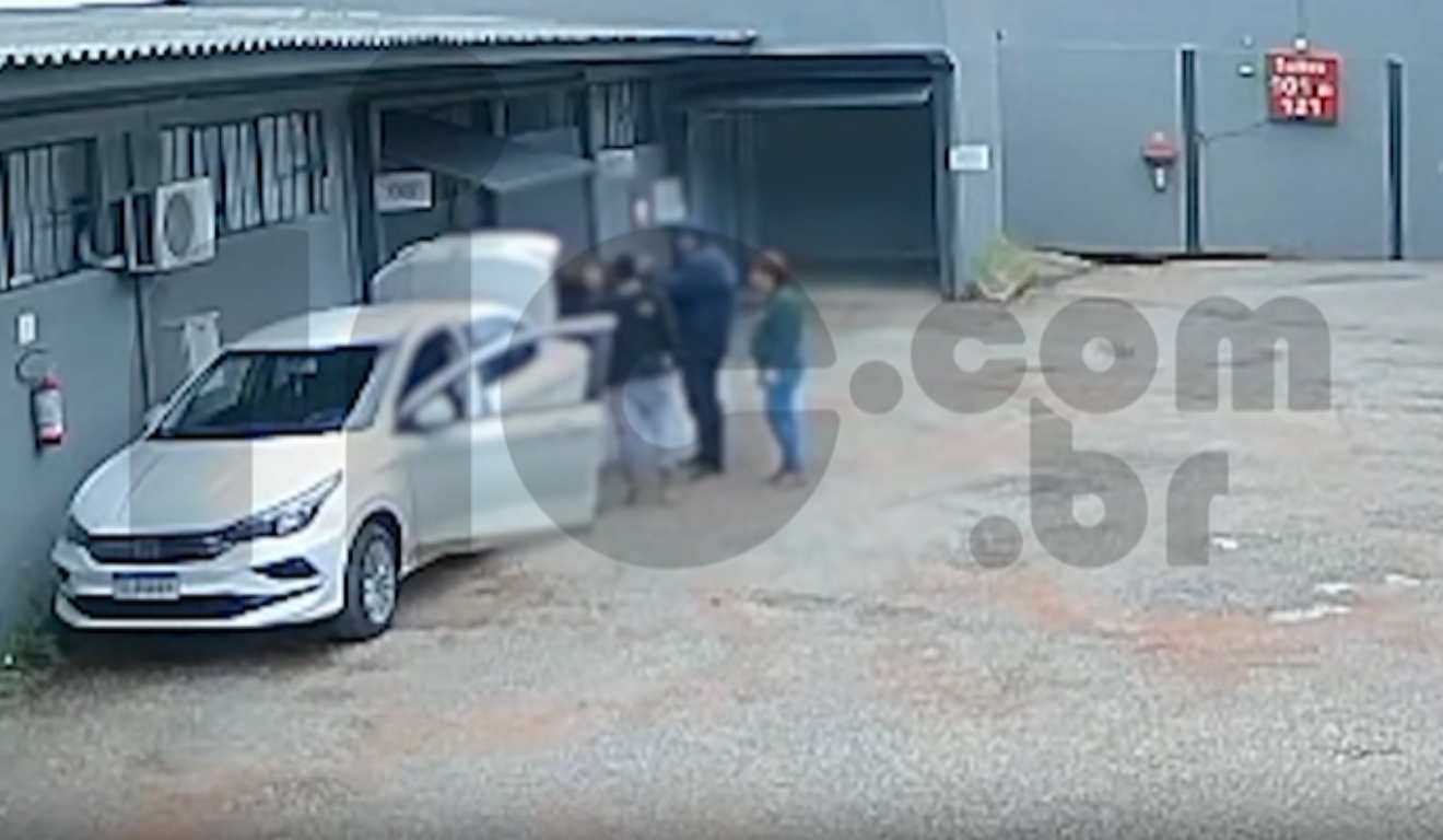 Momento em que homem é preso em motel com duas adolescentes em porta-malas de carro
