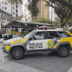 Um homem rouba uma bicicleta e cai durante a fuga. Na imagem, vemos a viatura da PM próxima a Praça da Ucrânia, onde a bicicleta foi furtada.