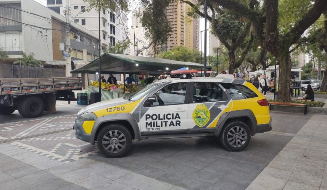 Um homem rouba uma bicicleta e cai durante a fuga. Na imagem, vemos a viatura da PM próxima a Praça da Ucrânia, onde a bicicleta foi furtada.