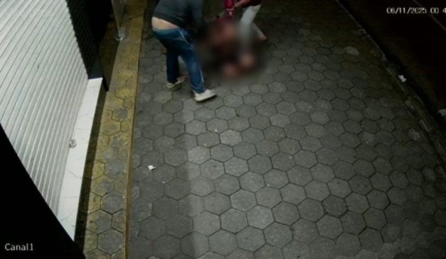 Momento em que homem em situação de rua é espancado