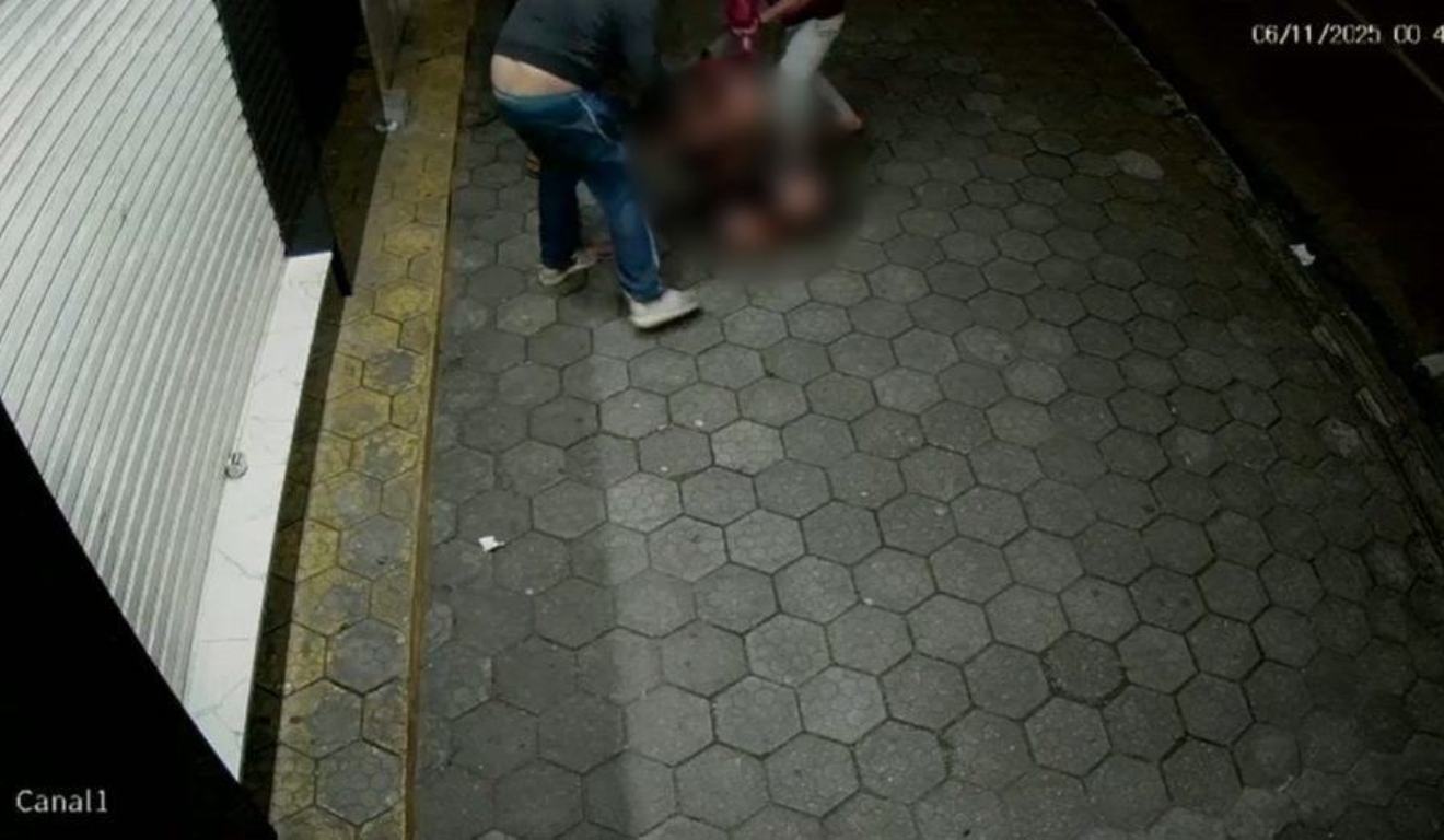 Momento em que homem em situação de rua é espancado