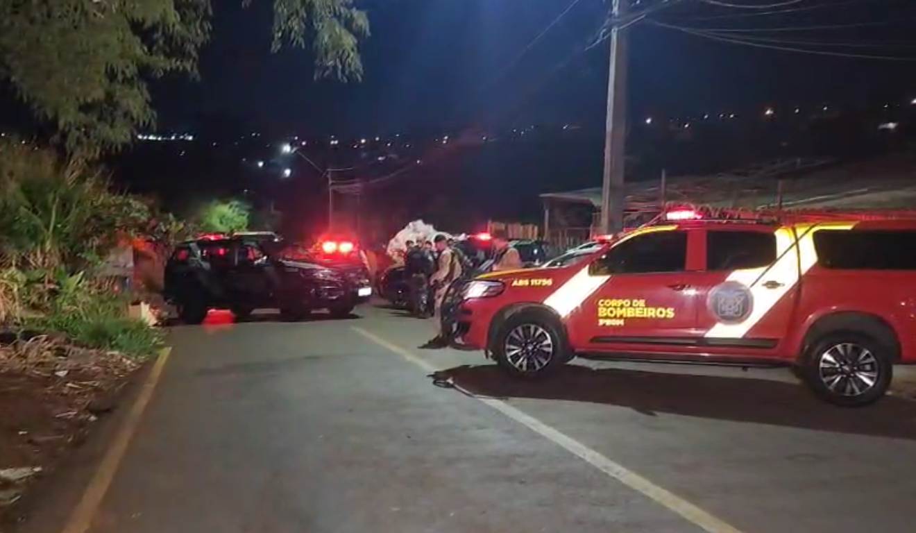 Corpo de Bombeiros e polícia em local onde homens morreram em confronto com a polícia