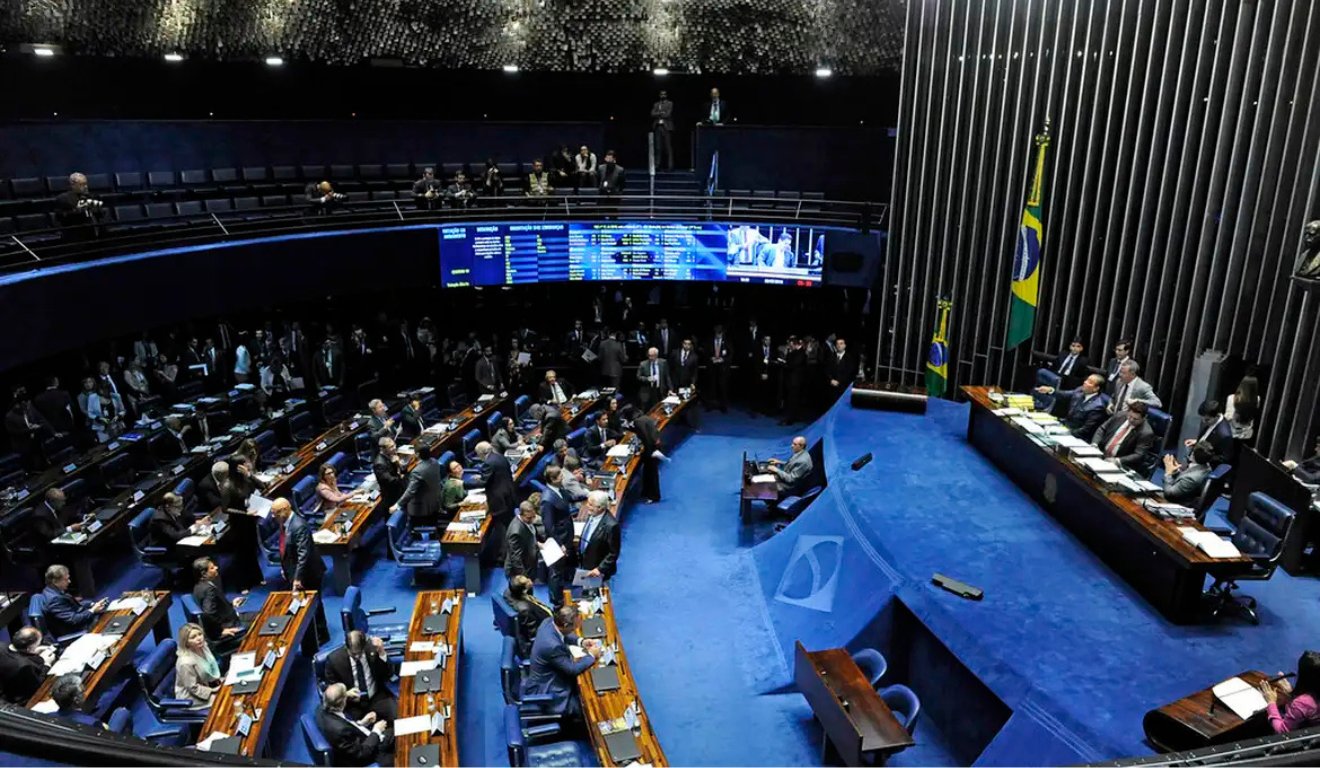 plenário do senado federal com senadores trabalhando
