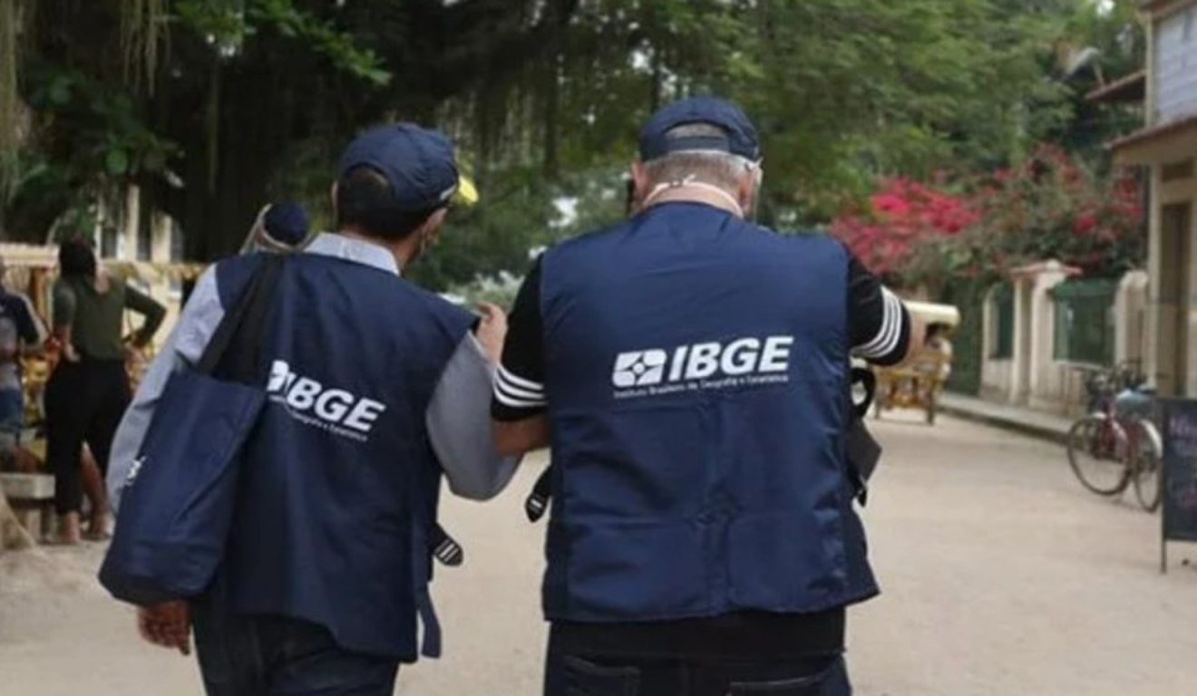 imagem com a gentes do IBGE de costas 