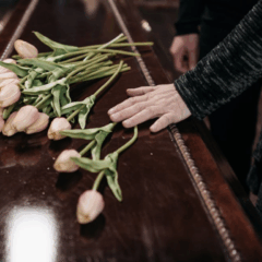 Imagem ilustrativa de um caixão com flores.