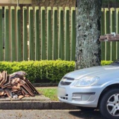 Telhas em calçada após idoso cair de telhado de casa em Curitiba