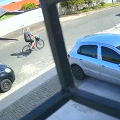 Momentio em que idoso que morreu após cair de bicicleta andando pela rua