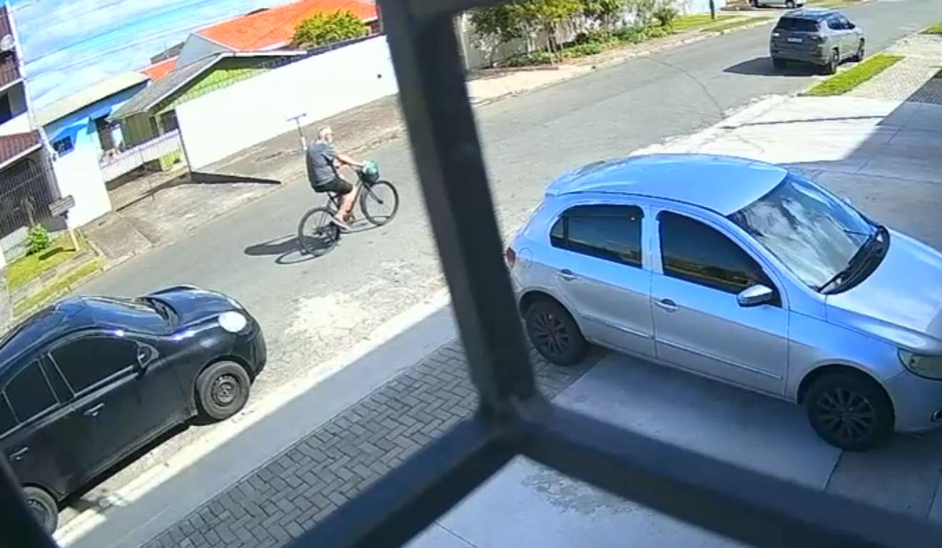 Momentio em que idoso que morreu após cair de bicicleta andando pela rua