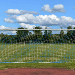 Um idoso foi preso suspeito de abusar de garotos próximo a um campo de futebol. Na imagem ilustrativa, vemos um campo de futebol.