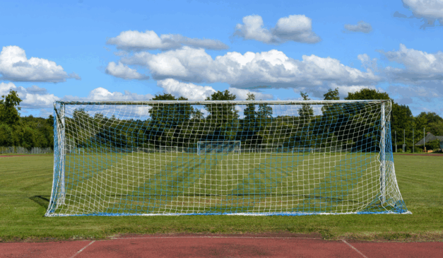 Um idoso foi preso suspeito de abusar de garotos próximo a um campo de futebol. Na imagem ilustrativa, vemos um campo de futebol.