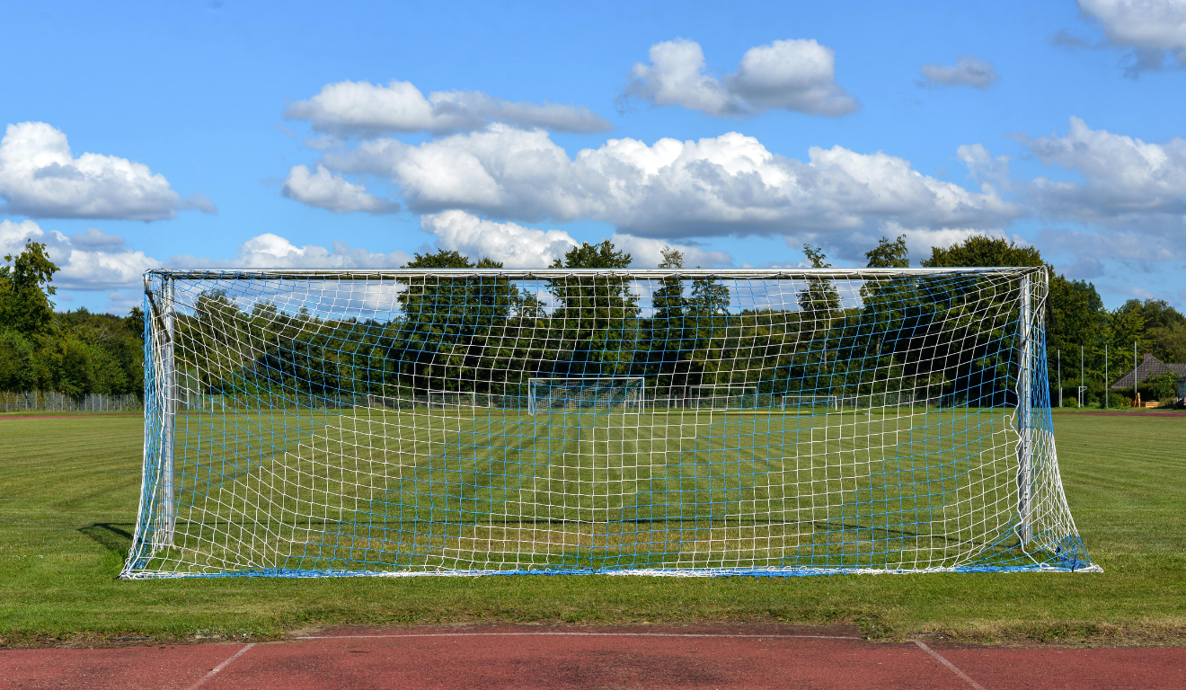 Um idoso foi preso suspeito de abusar de garotos próximo a um campo de futebol. Na imagem ilustrativa, vemos um campo de futebol.