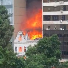 prédio histórico pegando fogo em Porto Alegre