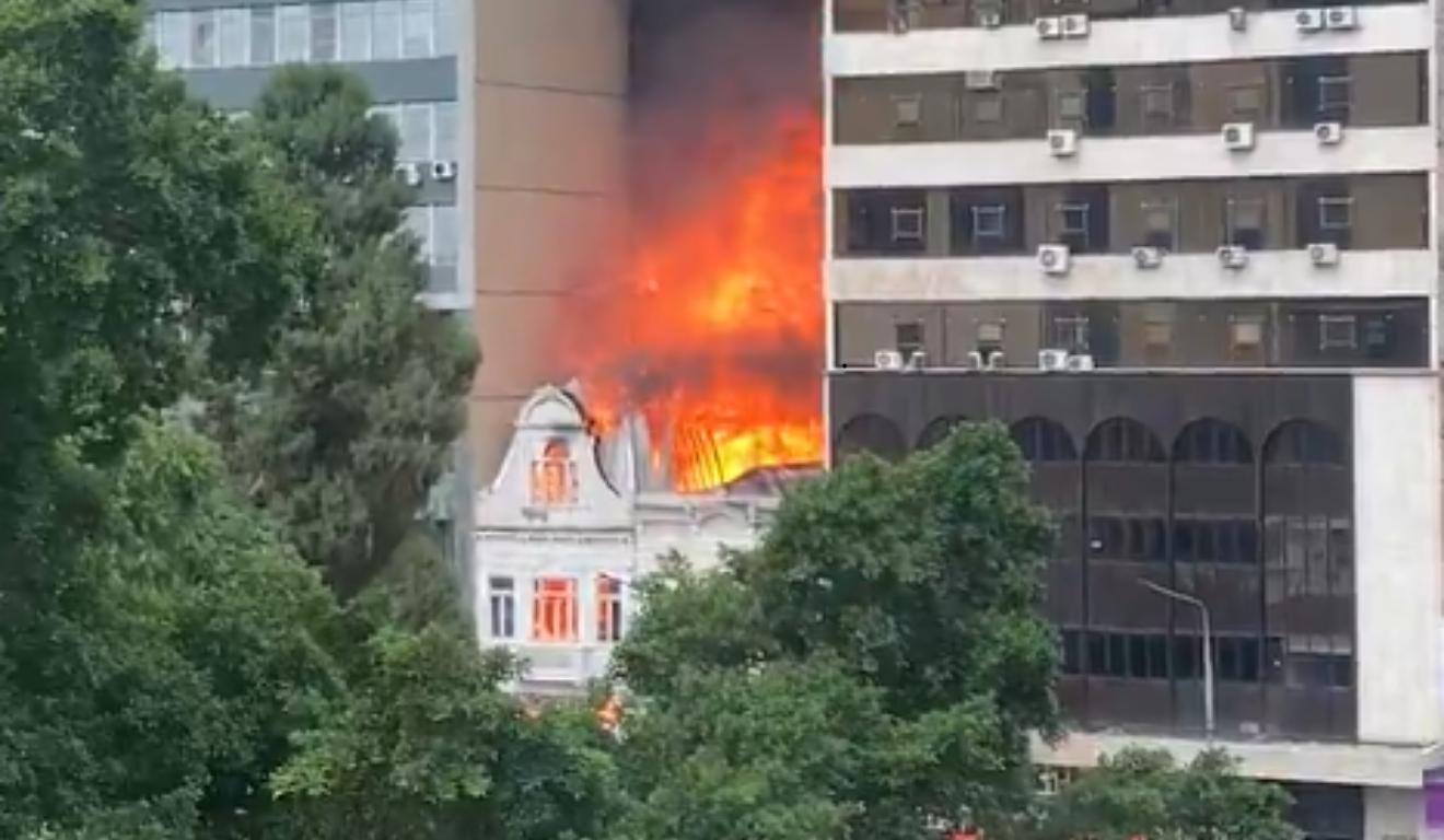 prédio histórico pegando fogo em Porto Alegre