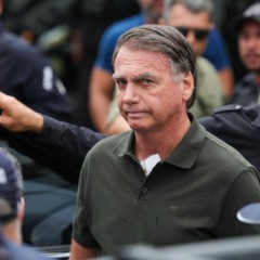 Ex-presidente Jair Bolsonaro deixa hospital, em Brasília, após receber atendimento.