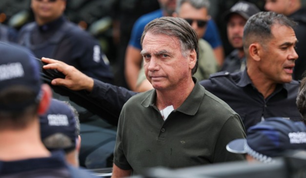 Ex-presidente Jair Bolsonaro deixa hospital, em Brasília, após receber atendimento.
