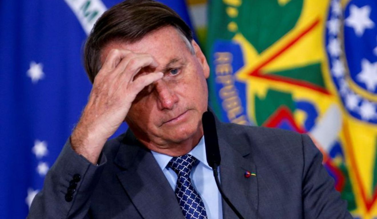 Jair Bolsonaro pensativo com a mão na cabeça