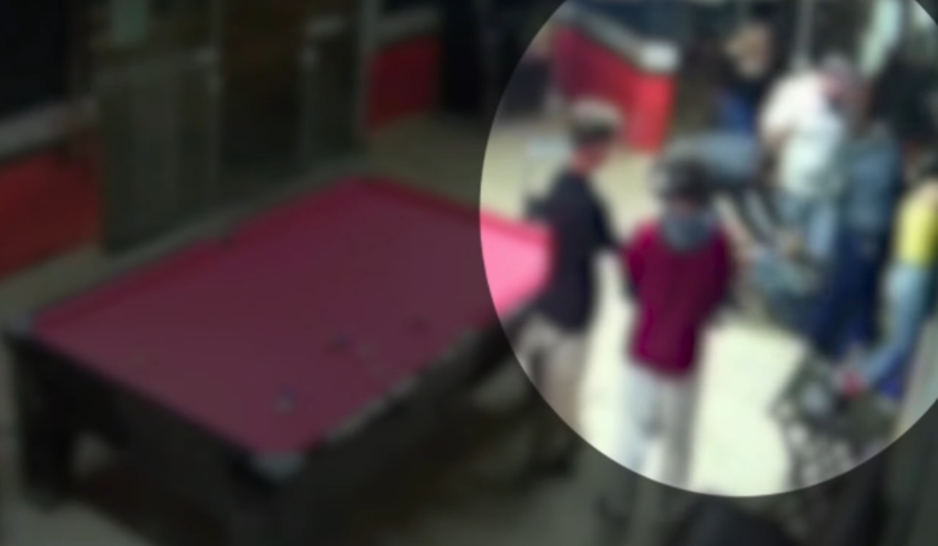 Momentm em que jovem é espancado por grupo em bar de Ponta Grossa