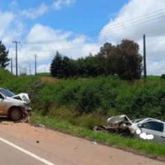 Acidente com dois carros batidos