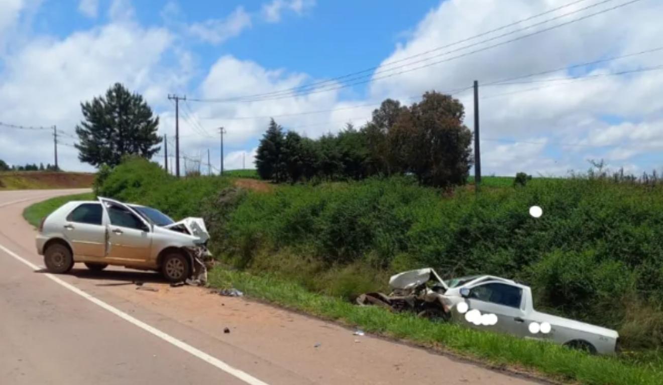 Acidente com dois carros batidos