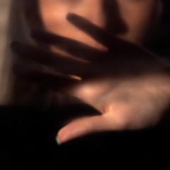 foto de mulher com a mão protegendo o rosto