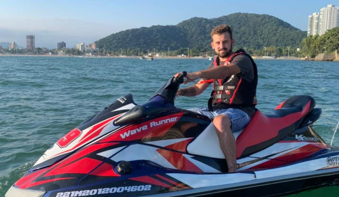 Elisson Michel Fernandes  em um jet ski